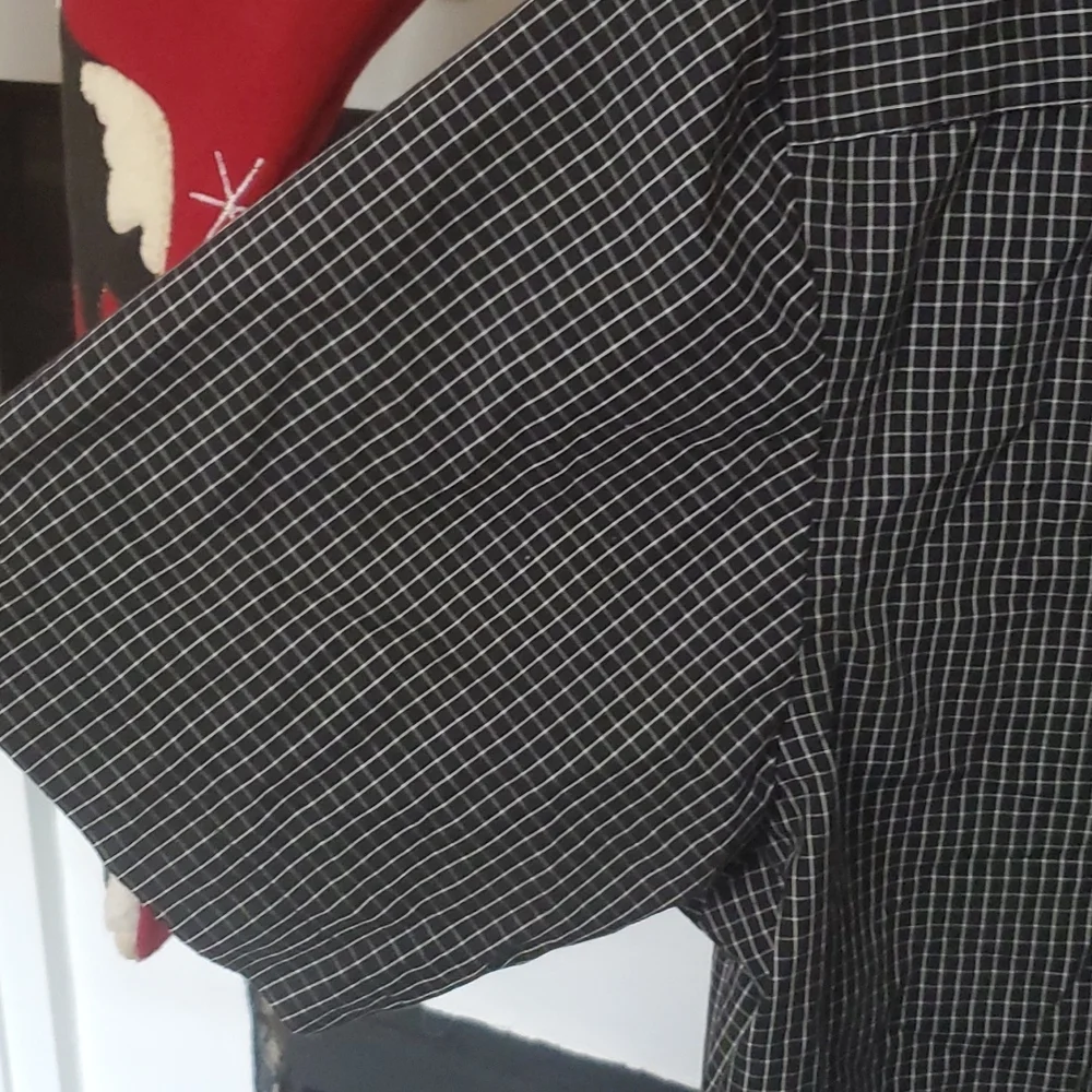 VanHuesen black and white shirt - Picture 6 of 7